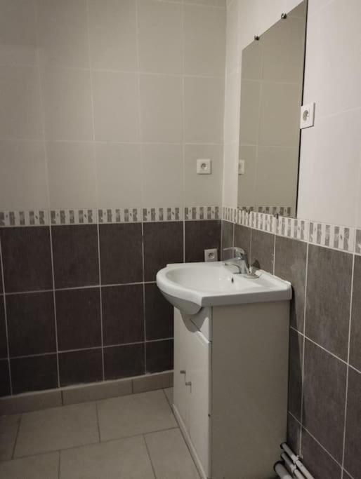Agreable Maison Avec Parking Gratuit Apartment Amiens Bagian luar foto